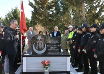 Edirne’de kadın polisler, şehit meslektaşlarını 8 Mart nedeniyle kabri başında andı