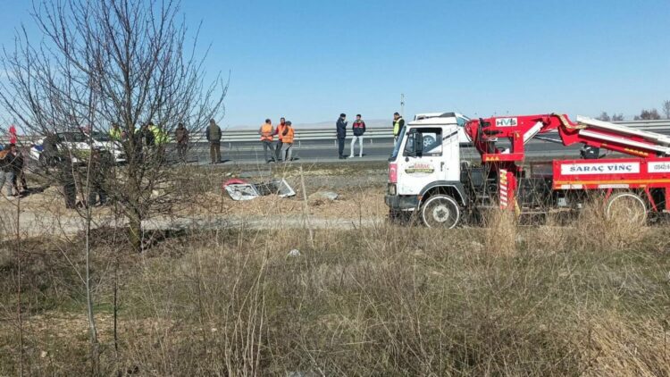 Afyonkarahisar’da yolcu indiren minibüse TIR arkadan çarptı: 11 yaralı