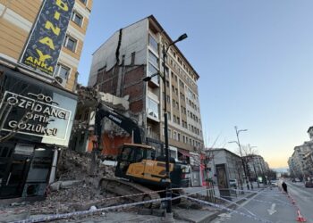 Yıkım sırasında yandaki binanın taşıyıcı kolonu hasar gördü; 21 daire boşaltıldı