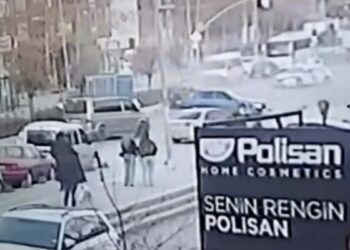 Sancaktepe’de iki otomobil çarpıştığı kaza kamerada