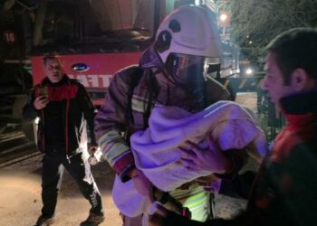 Hatay'da 5 katlı binada çıkan yangın korkuttu: 3 kişi dumandan etkilendi