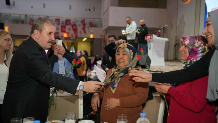 Destici: Arife günü yarım gün olan tatil, kadınlarımız için tam gün olsun