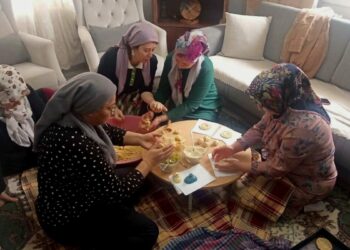 Hatay'da ev kadınlarının imece usulü ramazan kömbesi mesaisi