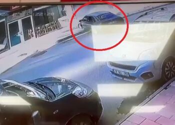 Otomobilin mobilya mağazasına girdiği kaza kamerada