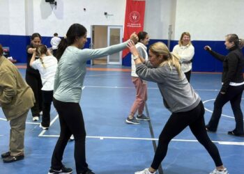 Bodrum'da pilates için gelen kadınlara savunma eğitimi