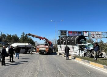 Gaziantep’te kamyonet ile minibüs çarpıştı: 4 yaralı