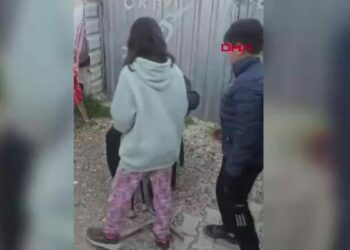 Depremde ölen yakınları için emekli maaşını dağıttı