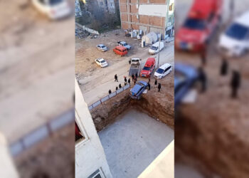 Otomobiliyle inşaat temeline düşmekten sona anda kurtuldu