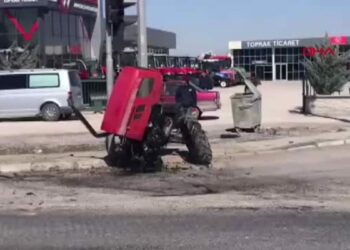 TIR'la çarpışan traktör ikiye bölündü; 2 yaralı