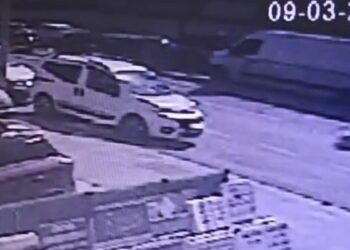 Üsküdar’da otomobil bariyerlere çarpıp takla attı; kaza güvenlik kamerasında