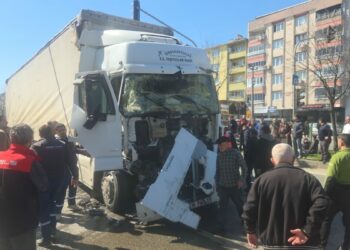 TIR, trafik ışıklarında motosiklet ile kamyona çarptı: 5 yaralı