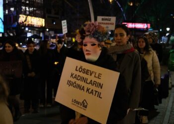 LÖSEV'den Kuğulu Park'ta '8 Mart' kutlaması
