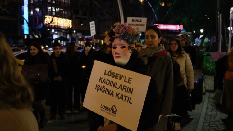 LÖSEV'den Kuğulu Park'ta '8 Mart' kutlaması