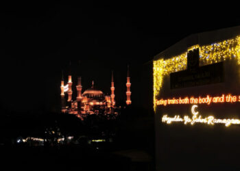 İstanbul'da bazı okulların dış cepheleri ramazana özel ışıklandırma ve süslemeyle donatıldı