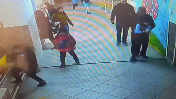 Boğazına şeker takılan öğrencisini Heimlich manevrasıyla kurtardı