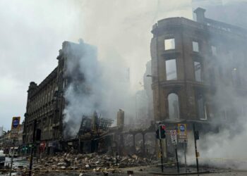 Glasgow'daki tren istasyonunda çıkan yangın nedeniyle bir bina yıkıldı