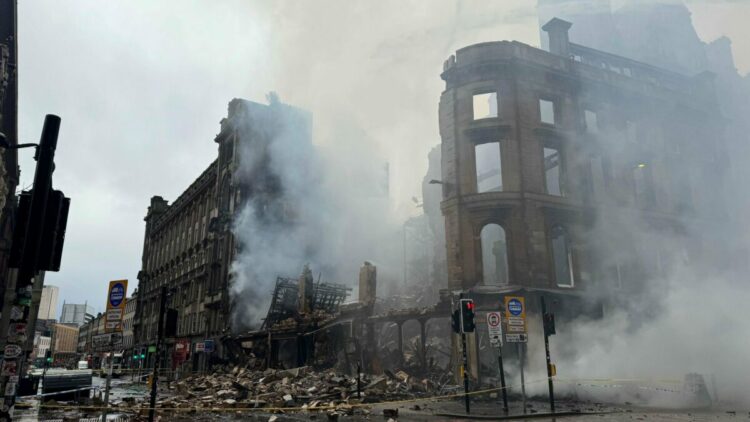 Glasgow'daki tren istasyonunda çıkan yangın nedeniyle bir bina yıkıldı