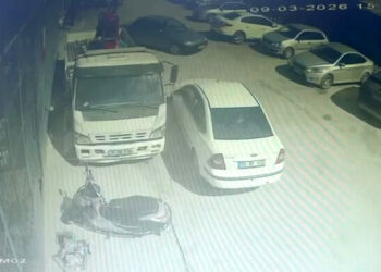 Otomobil, araca çarptı; tamirhaneye daldı; kaza kamerada