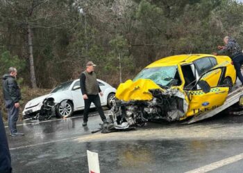 Sarıyer’de sollama yapan taksiyle yolcu minibüsü çarpıştı: 1 ölü 4 yaralı