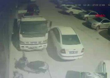 Sürücünün kontrolünü kaybettiği otomobil 5 araca çarptı; kaza kamerada
