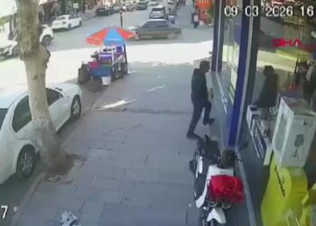 Otomobil ile motosikletin çarpıştığı kaza kamerada: 1 yaralı