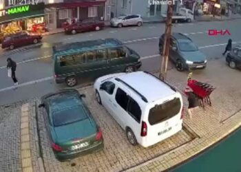 Otomobilin çarptığı yaya ağır yaralandı; o anlar kamerada