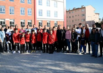 Katar’da mahsur kalan Türk sporcular, 26 saatlik yolculuğun ardından Kuşadası'na geldi