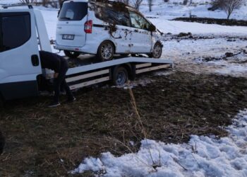 Hafif ticari araç takla attı; aynı aileden 4 kişi yaralandı