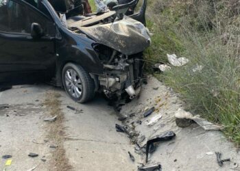 Arnavutköy'de hafriyat kamyonu ve hafif ticari araç çarpıştı: 1 ölü, 2 yaralı