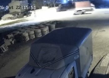 Arnavutköy’de çarptığı otomobil ters döndü; kamyonet şoförü kaçtı