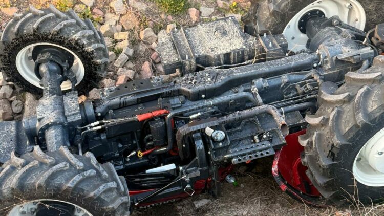 Mersin'de devrilen traktörün altında hayatını kaybetti