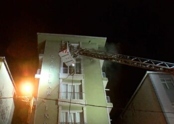Ümraniye'de 5 katlı binada çıkan yangın söndürüldü
