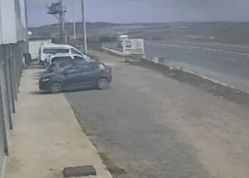 Çatalca'da kamyonun refüje çarptığı kaza kamerada