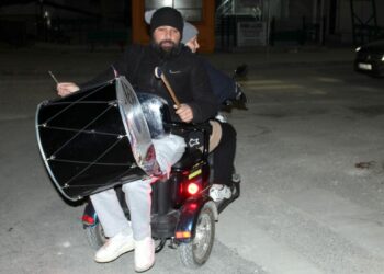 Eşinin kullandığı motosiklette davul çalarak mahalleliyi sahura kaldırıyor