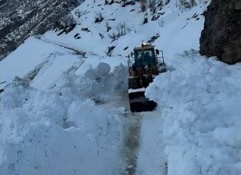 Bitlis'te köy yoluna çığ düştü