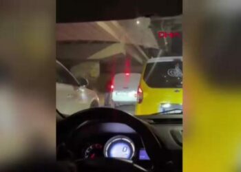 Taksisine çarpıldığı iddiasıyla sopayla aracından inen sürücü tutuklandı; 201 bin lira ceza kesildi