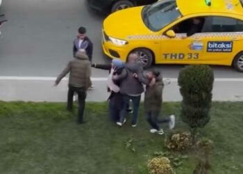Sultangazi’de kemerli yumruklu trafik kavgası kamerada