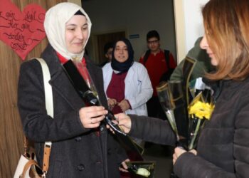Fatma Nur öğretmenin anısına 650 meslektaşına çiçek dağıttılar