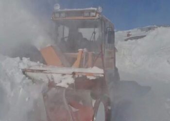Kars’ta 3 metrelik karla ekiplerin zorlu mücadelesi