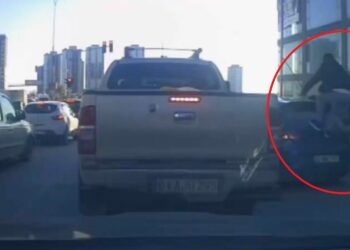 Tartıştıkları kişinin otomobiline sopa ve sandalyelerle zarar verdiler
