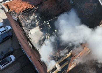 Esenler'de 4 katlı binanın çatı katında çıkan yangın söndürüldü
