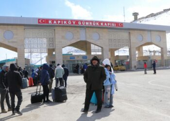 İranlılar Türkiye sınırında barış mesajları verdi