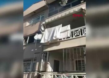 Evde yangın çıkardı, ailesinin çay ocağına balyozla zarar verdi