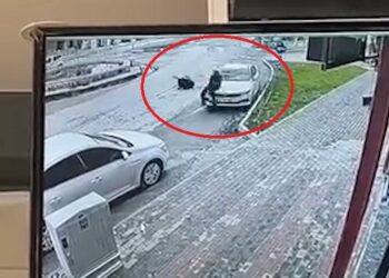 Otomobilin çarptığı 2 yaya yaralandı; o anlar kamerada