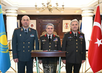 Orgeneral Bayraktaroğlu, Kazakistan Kara Kuvvetleri Komutanını kabul etti
