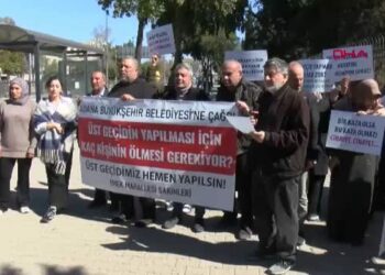 TIR dorsesinin çarparak parçaladığı yaya üst geçidinin yerine, yenisinin yapılmasını istiyorlar
