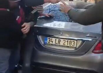 Kadıköy’de yol verme tartışmasında kamyonet şoförüne demir çubukla saldırdılar