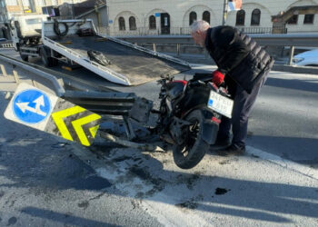 Avcılar’da bariyere çarpan motosiklet sürücüsü ağır yaralandı