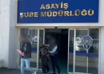 Kendisini farklı unvanlarla tanıtarak çok sayıda kişiyi dolandıran kadın, yakalandı