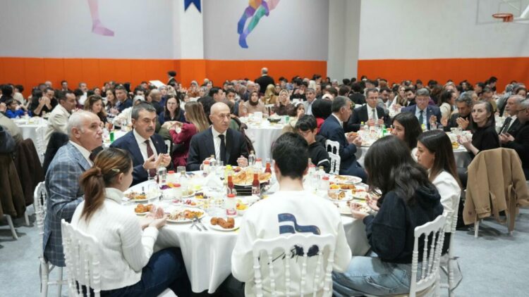 Bakan Tekin, öğrenci ve öğretmenlerle iftarda bir araya geldi